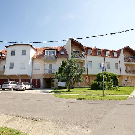 Zoli Apartmanok-Timi Koelcsey 34-36 Hajduszoboszlo Exterior photo