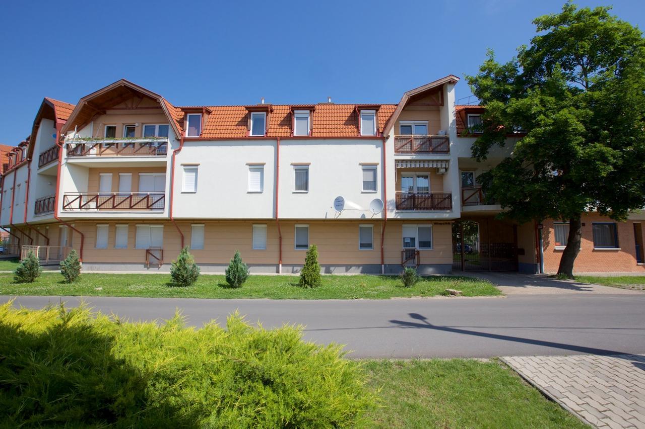 Zoli Apartmanok-Timi Koelcsey 34-36 Hajduszoboszlo Exterior photo